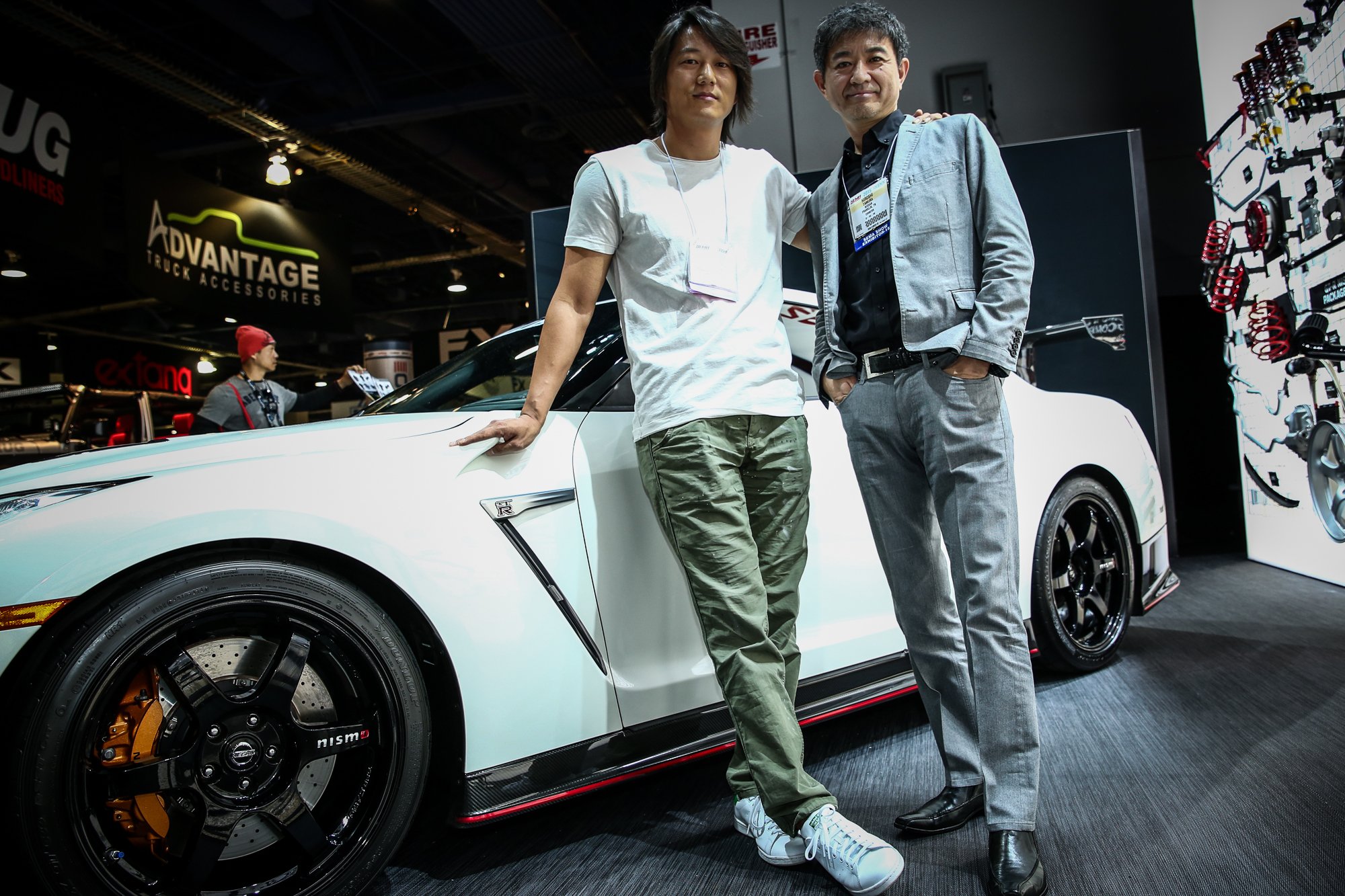 Nismo 速報 米ラスベガスで開催中のカスタマイズカーの祭典 Sema15 の Nismo ブースを俳優のサン カン氏が訪問 Gt R基準車およびnismoロードカー全車種の商品企画を手がける田村宏志cpsが歓迎しました T Co Xnotgq Twitter