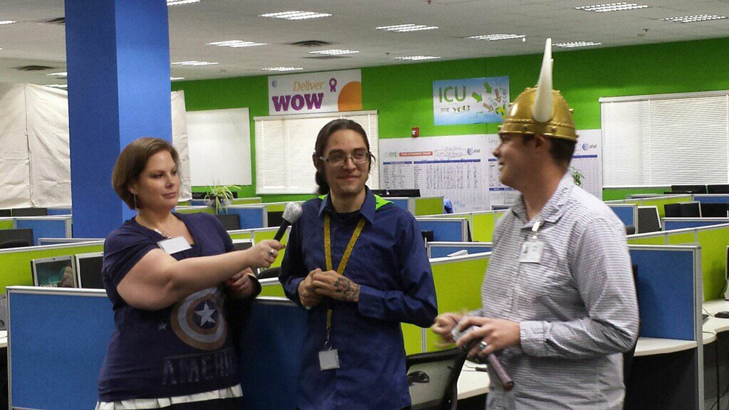 RockinRioAtt's tweet photo. Any excuse to have a mic in my hand! #sparkles #interviewinglikeaboss https://t.co/GM6Z2c4kwx