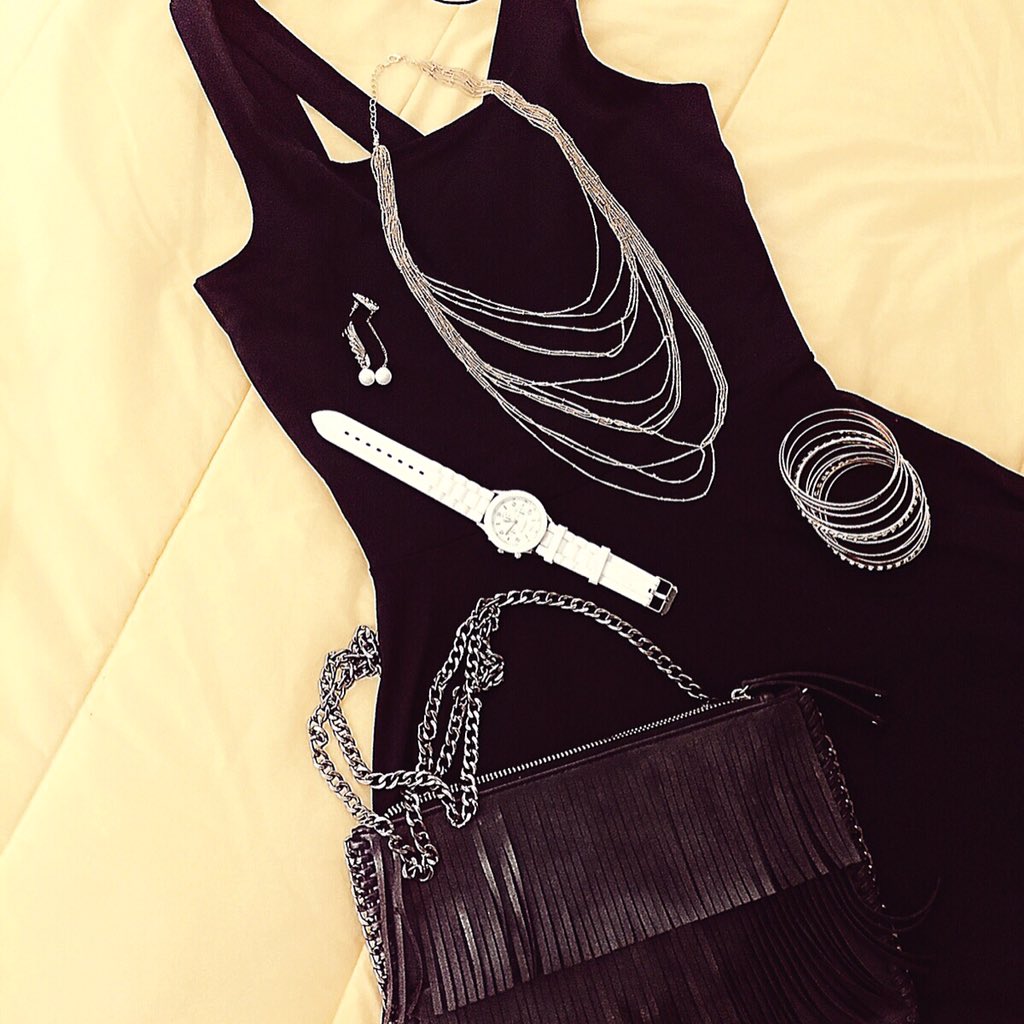 El secreto par darle vida al eterno vestido negro está en los accesorios 😍😎