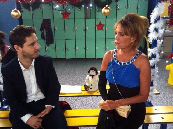 Entre une actrice botoxee ( le rôle;-) et un homme aux bras poétiquement autres, où est l'handicapé ? Ha ha