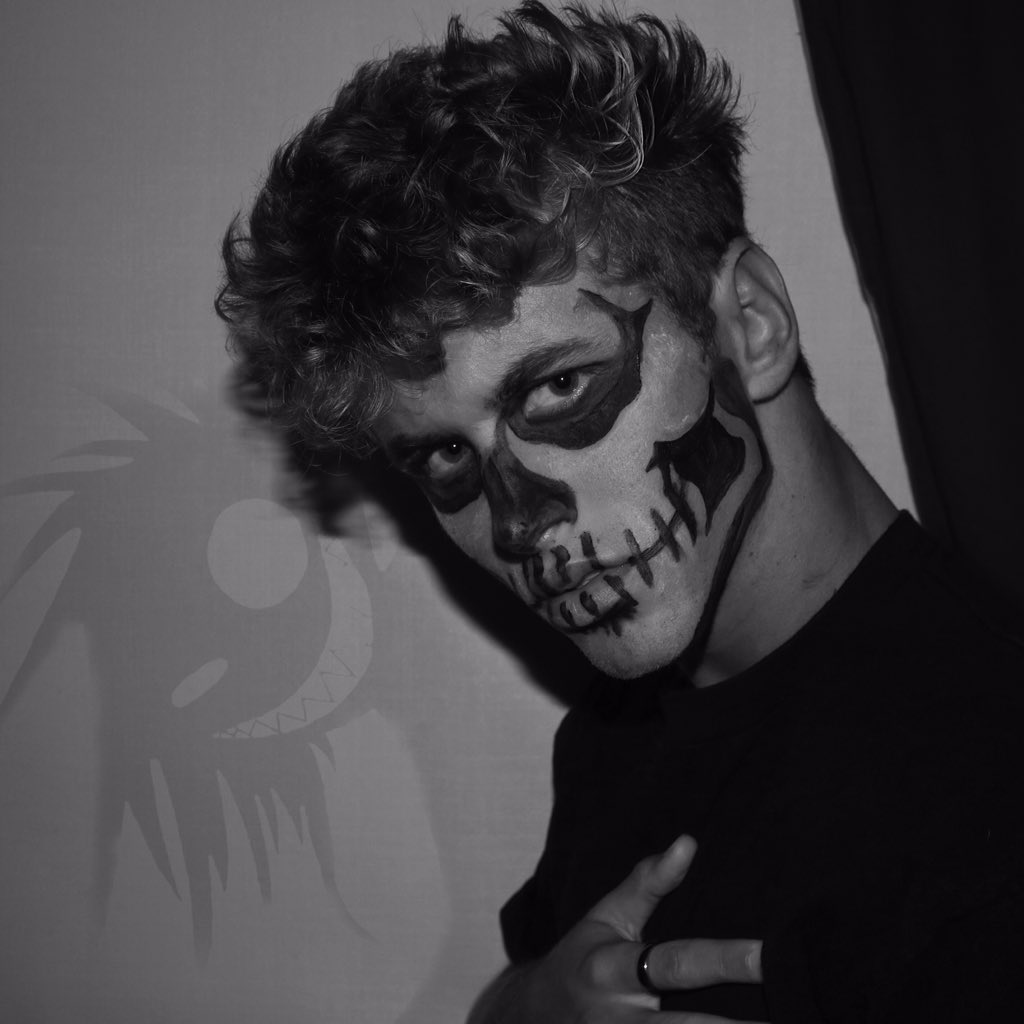natekgarner's tweet photo. October 31st vs. November 1st 😂 https://t.co/mdGHCOzWtz