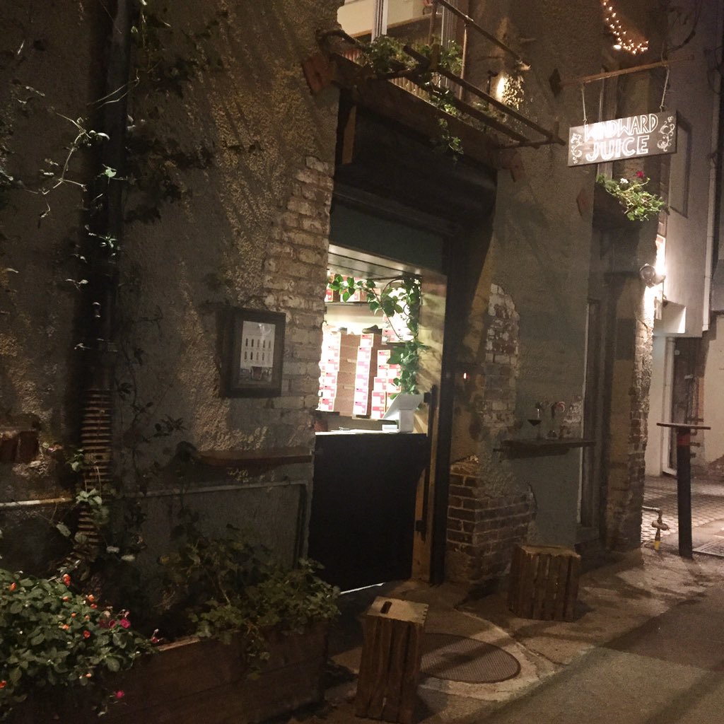 windwardjuice's tweet photo. The alley looks even cuter when is dark 👀 Come say hi! 👋✨ https://t.co/mjJlsXme3B