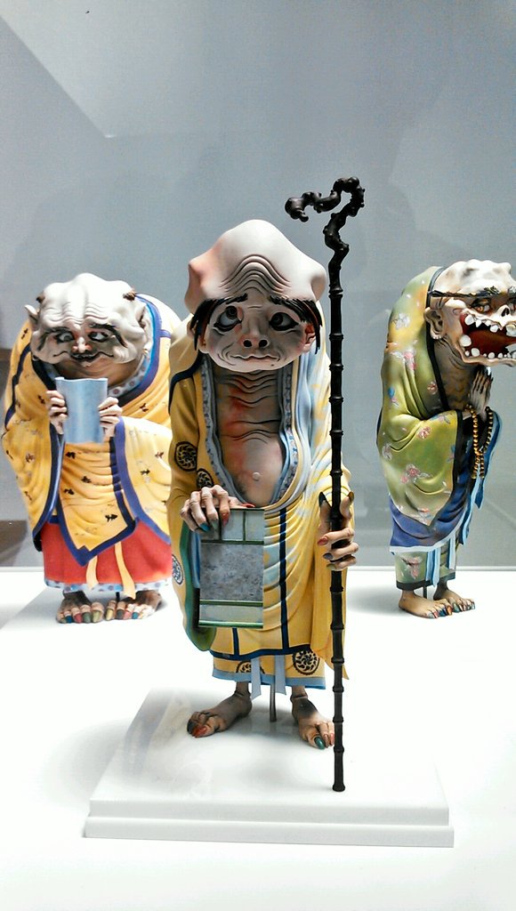 寒河江 弘 いや絶対生きるやで Twitterissa 村上隆の五百羅漢図展 物販エリアで現在三体の羅漢さんフィギュア展示中 中央のが榎木ともひでさん 右の口を開けてるのが大山竜さん 左のが自分原型 塗装は全て海洋堂のbomeさんです 撮影も勿論ok どうぞ