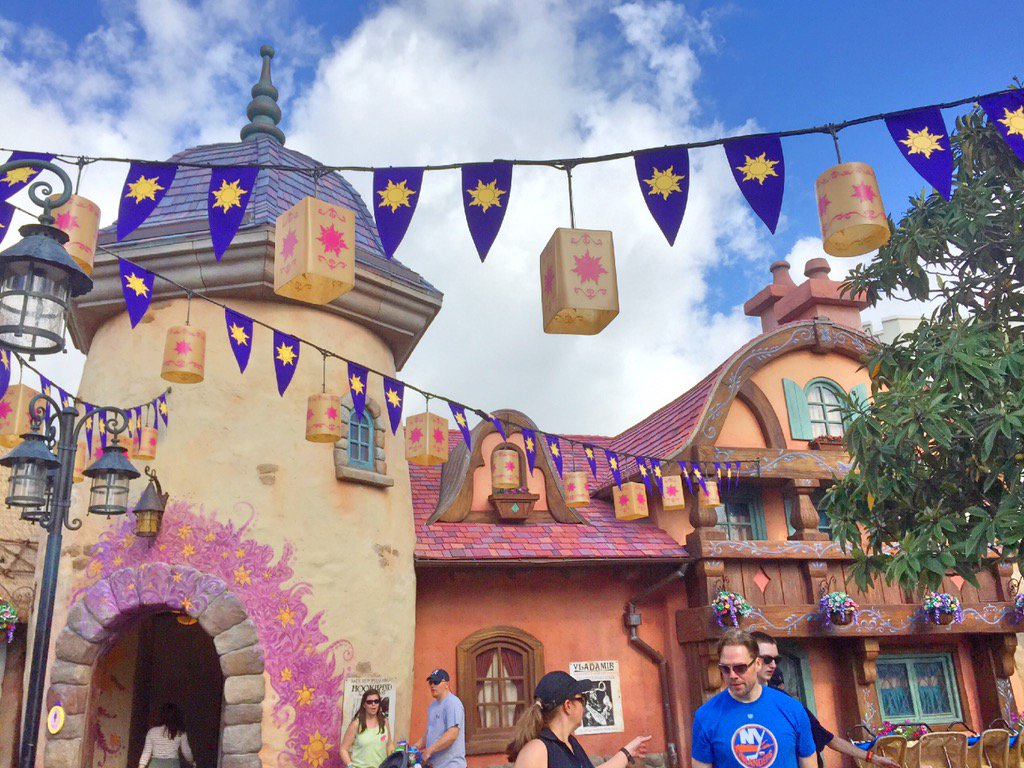 しー Wdwレポ Wdwレポ 2 19 ついに来ましたラプンツェルエリア あの紋章がたくさんあって ラプンツェル が描いたと思われるかわいい模様がたくさんで 色合いがピンク紫でとってもかわいくて もう映画に出てきた城下町そのままです Wdw T