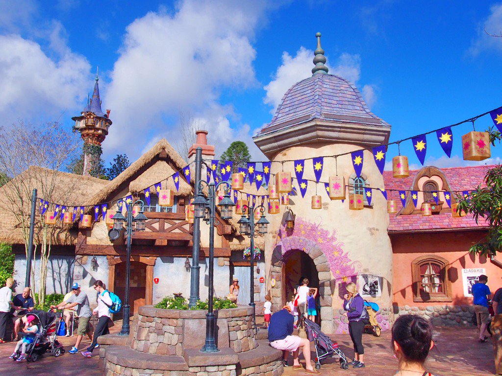 しー Wdwレポ Wdwレポ 2 19 ついに来ましたラプンツェルエリア あの紋章がたくさんあって ラプンツェル が描いたと思われるかわいい模様がたくさんで 色合いがピンク紫でとってもかわいくて もう映画に出てきた城下町そのままです Wdw T