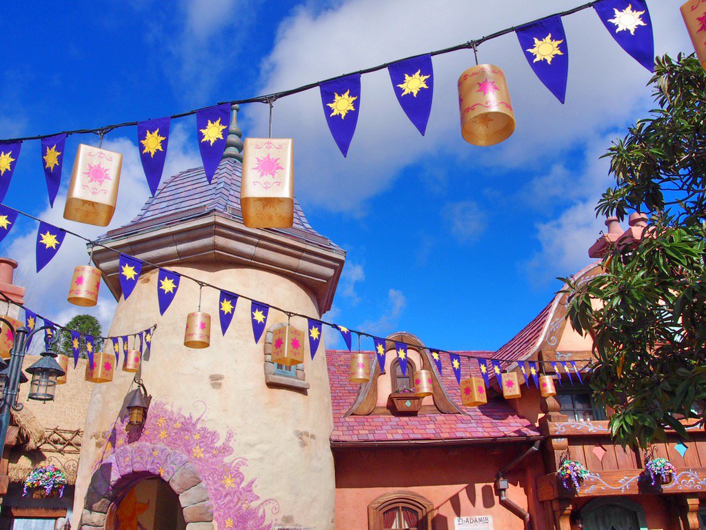 しー Wdwレポ Wdwレポ 2 19 ついに来ましたラプンツェルエリア あの紋章がたくさんあって ラプンツェル が描いたと思われるかわいい模様がたくさんで 色合いがピンク紫でとってもかわいくて もう映画に出てきた城下町そのままです Wdw T