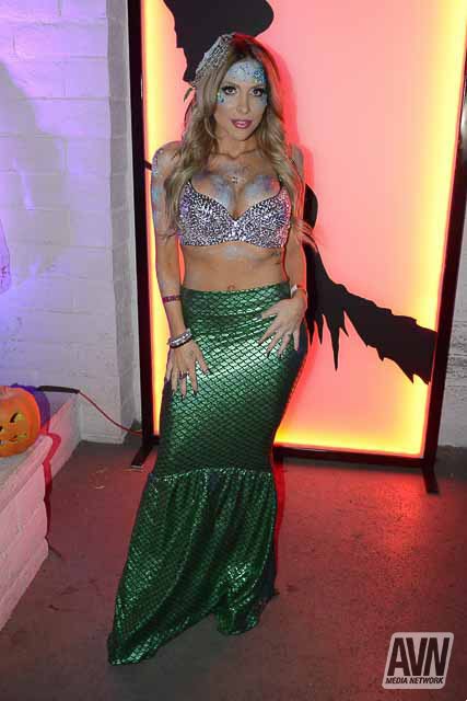 HALLOWEEN @TheJaclynTaylor @AVNHalloween SEXY by https://t.co/1IHEO0GwnD https://t.co/q5GrrcuRA3<a class="tags" href="/tag/thejaclyntaylor">@thejaclyntaylor</a><a class="tags" target="_blank" title="On Twitter" href="/?out=eyJ0eXAiOiJKV1QiLCJhbGciOiJIUzUxMiJ9.eyJpYXQiOjE3MjUxMjQ2NzcsImlzcyI6InR3cG9ybnN0YXJzLmNvbSIsIm5iZiI6MTcyNTEyNDY3NywiZXhwIjoxNzU2NjYwNjc3LCJyZWRpcmVjdF91cmwiOiJodHRwczovL3R3aXR0ZXIuY29tL0FWTkhhbGxvd2VlbiJ9.m7X73-mAdHSkKiYnAmWkusHOvb4lp9XKG7tC9f6D9Oo4_6_fyJ4PH__Abcm63C8Z0Y9jHLy6l3QCScQenyI8hQ">@AVNHalloween</a><a href="/tag/avn2016"class="tags"><span>#avn2016</span></a>