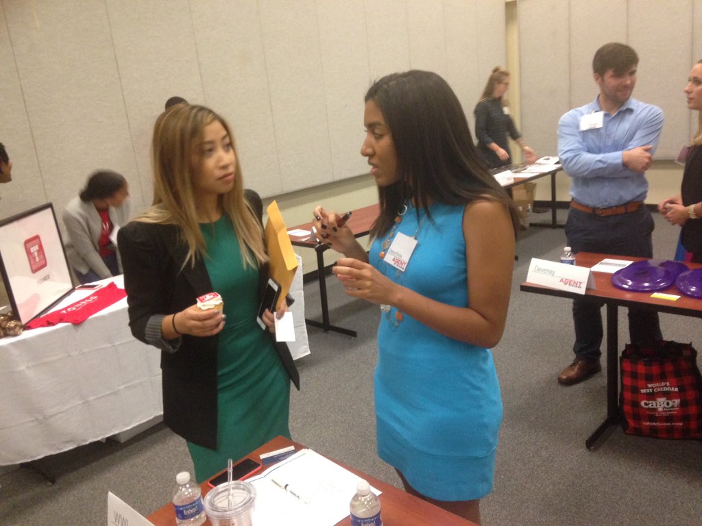 DMassaWYES's tweet photo. Thanks @LoynoSMC for hosting @ChelseaPorche &amp; I to recruit some talented young journalists @NetworkingNight https://t.co/ezWSKLuTdZ