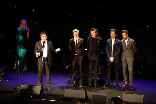 alaanpiris2's tweet photo. The boys on the awards #MITS2015 in London (02.11.2015) (16-19)
@onedirection Artist Of The Year #AMAs https://t.co/J82NLdJlqV