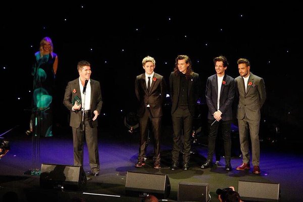 alaanpiris2's tweet photo. The boys on the awards #MITS2015 in London (02.11.2015) (16-19)
@onedirection Artist Of The Year #AMAs https://t.co/J82NLdJlqV
