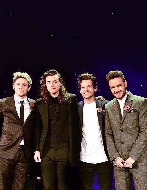 alaanpiris2's tweet photo. The boys on the awards #MITS2015 in London (02.11.2015) (16-19)
@onedirection Artist Of The Year #AMAs https://t.co/J82NLdJlqV