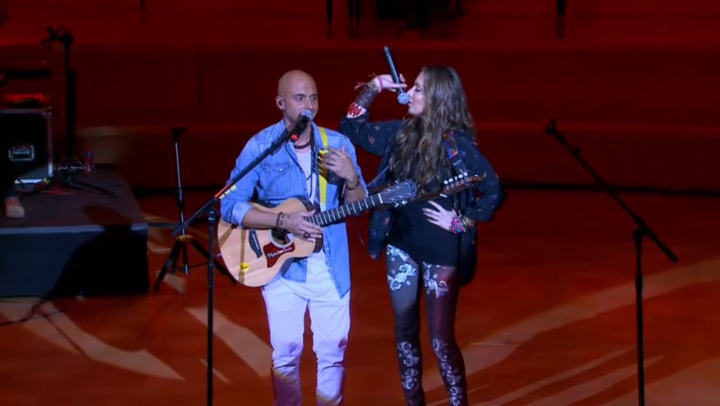 LatinGRAMMYs's tweet photo. .@Sie7eMusic y @MIRELLAMUSIC cantan 'A Besos' #LatinGRAMMY Acoustic Sessions Miami #ENVIVO https://t.co/vAggxuJkXo https://t.co/PCEiJVMUKF