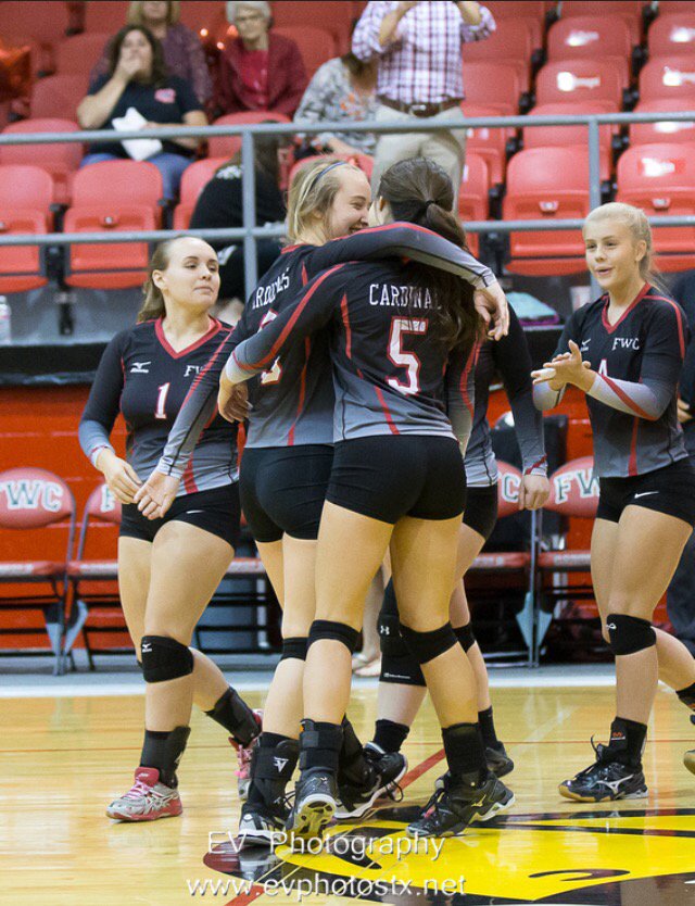 meredithefird's tweet photo. i love my team so much. this was the most fun and perfect season with yall. im gonna miss it so much!!! https://t.co/VXjxsKr2Nn