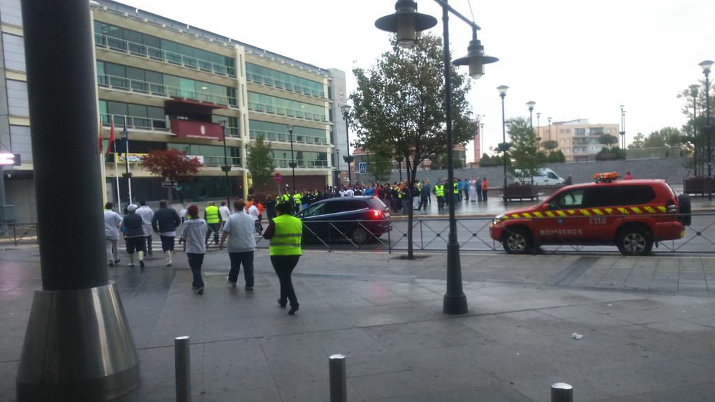 VctorManueFdez's tweet photo. Finaliza el ejercicio d evacuación d centro comercial. Gracias a la brigada d emergencia por su implicación.#SPI2015 https://t.co/ZiXZGodDqT