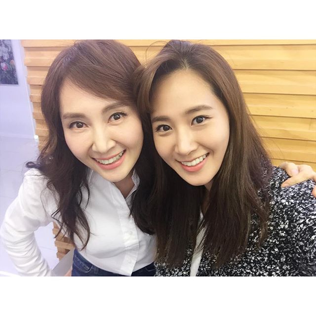yulstagramnet's tweet photo. [INSTAGRAM] yulyulk: 채.시.라.  언니와 드디어 상봉☺️ 언니 여전히 너무 아름답다  #멋진여자 #시라언니 #채시라❤️권유리 https://t.co/lpPFv75RSQ #yulstagram https://t.co/wkjIpOBwzF