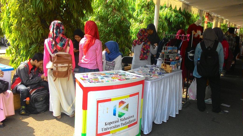 Ayo! Ramaikan stand <a href="/KOPMA_UNPAD/">KOPMA UNPAD</a>! Banyak merchandise unpad yang keren-keren looh!