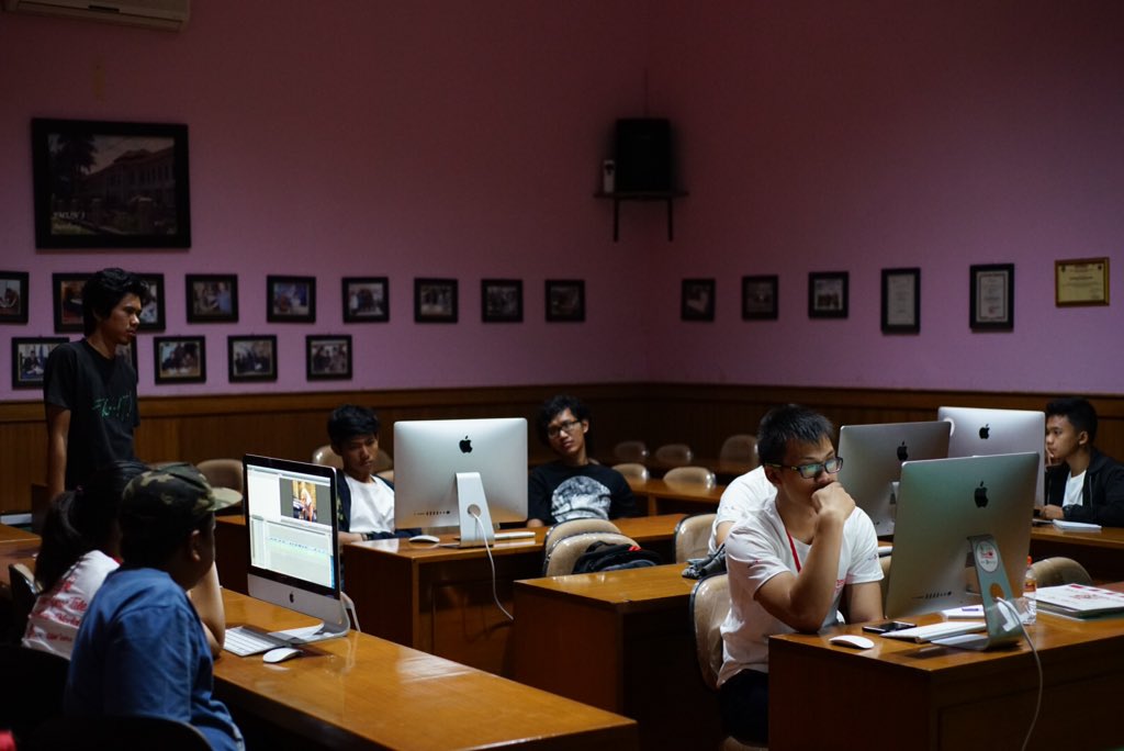 Cesa_david's tweet photo. @CGVblitz film workshop day 2 #totofilmclass Bandung #filmeditingclass #storytelling @ReparasiFilm https://t.co/qwRa6kv1O1