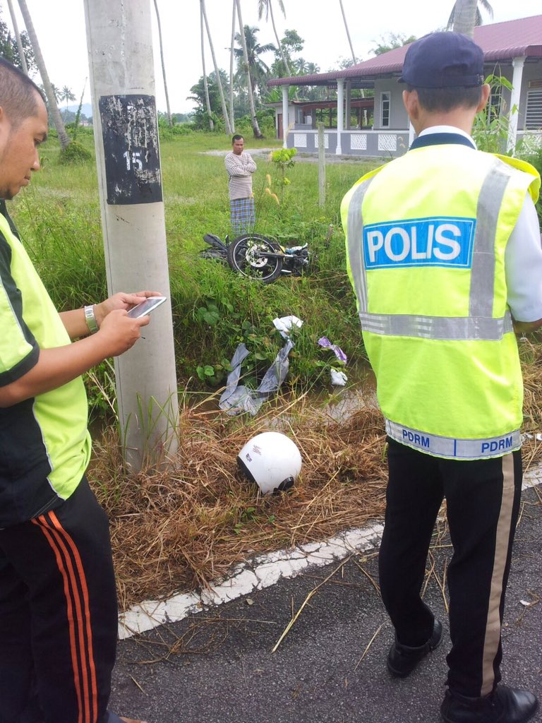 HfizAsyrf's tweet photo. Seorang ibu kepada Salah sorang calon SPM telah meninggal dunia selepas menghantar anaknya ke sekolah . #Al-Fatihah https://t.co/4IEJRKfEJT