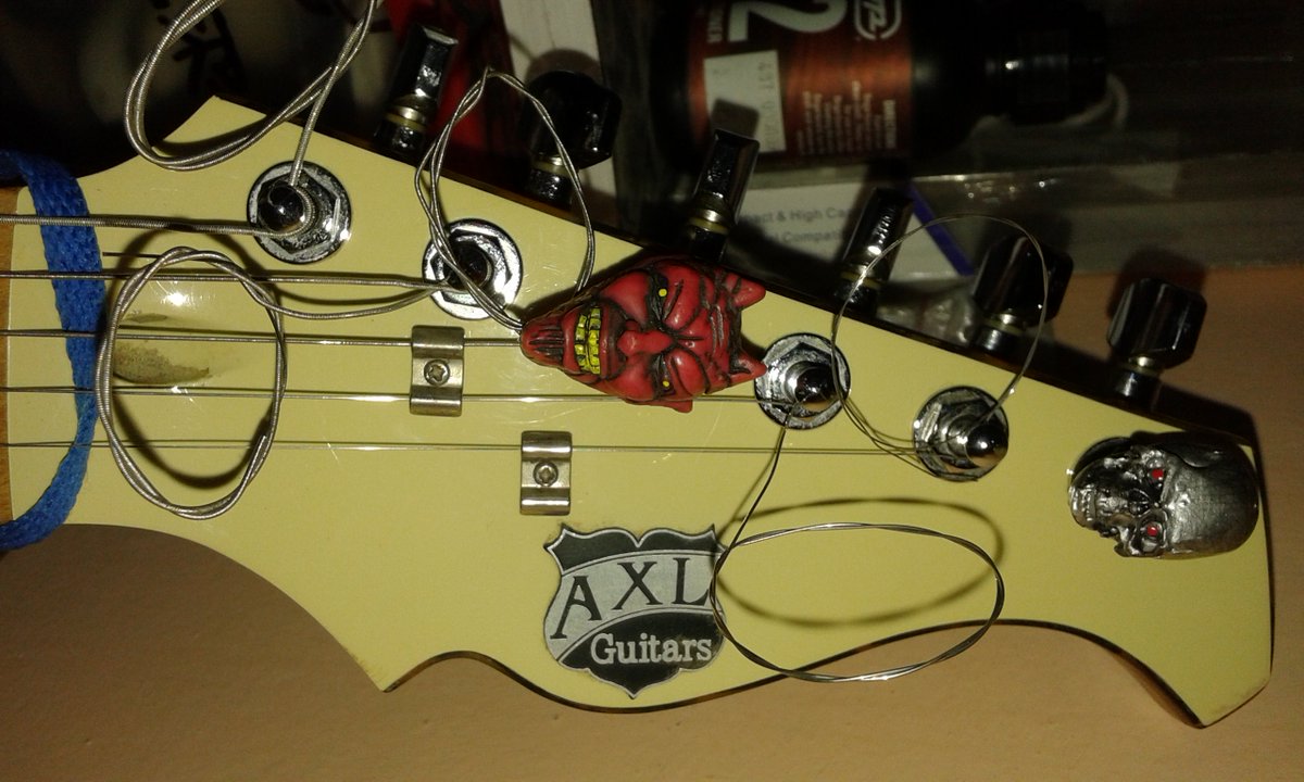 IrfanIrvanto's tweet photo. My accessories Guitar,
Demond Red Head and Skull Silver.
#AccessoriesGuitar
#StoreMusic
#IndonesiaMusicStore https://t.co/oXi5KsIdoF