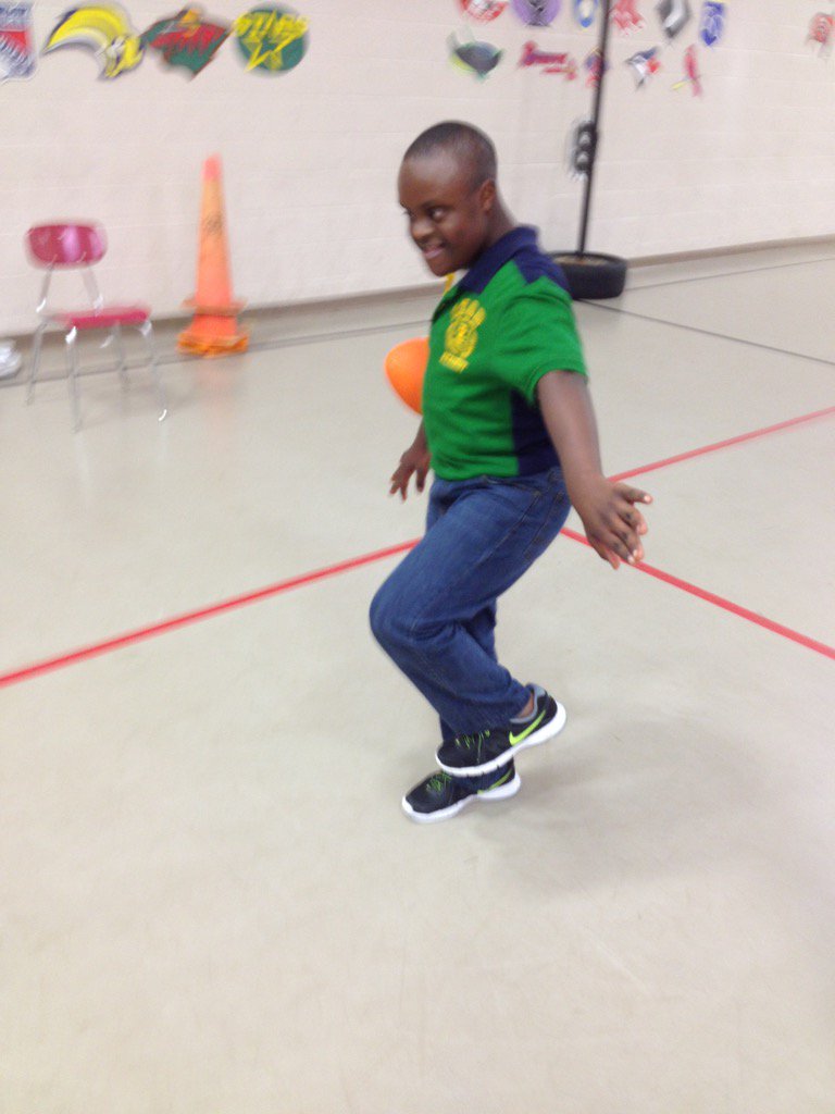 CoachbrooksJay's tweet photo. Working on his pose!!  #myheisman #nlmspe https://t.co/i7gPdqQtLX