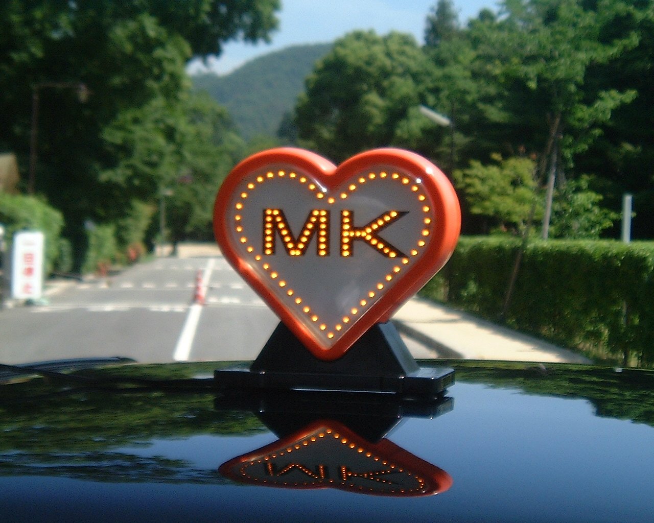 Mkタクシー ハート ふぅ トレンドにとうとうmkが来たか と思ったのに Twitter機能の話でしたか そうですね がんばりますね うちの行灯 タクシーの屋根にある飾り はハートマークです T Co Mwc71km8xk Twitter