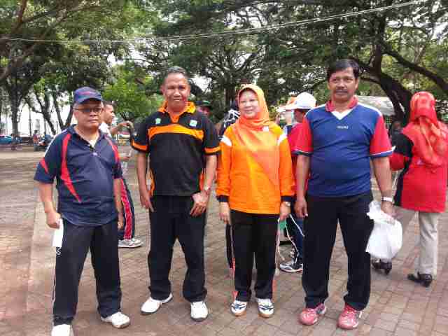 Ka Seksi Penanggulangan Kebersihan beserta staf akan melaksanakan pengamplasan pagar monas