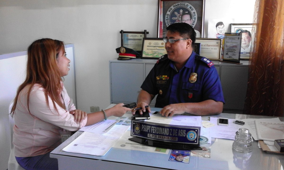 PANGPPOPRO1's tweet photo. Bombo Mae interviewed Psupt de Asis re concluded launching of TODA-Rescue & post-assessment re #Undas2015 @pnppro1 https://t.co/UcAUV8FpcI