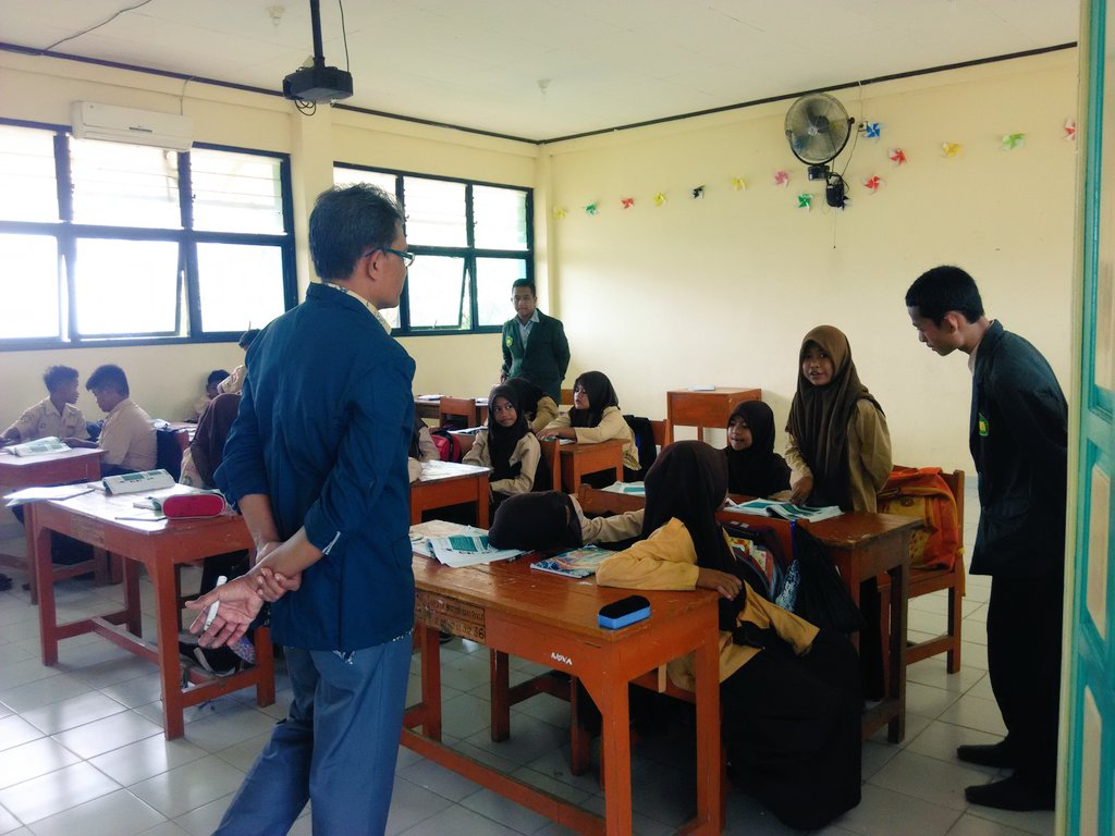 DwiRahmi's tweet photo. Teaching English at MTsN 26 P. Tidung. Conversation is the best way to practice English 😁 #STAIQ #PPL @STAIQudwah https://t.co/gWq7cl11uT
