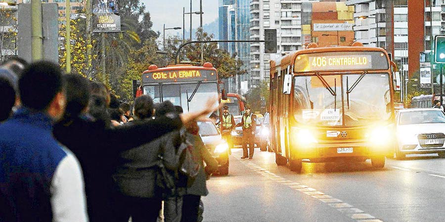latercera's tweet photo. Aprueban subsidio para el Transantiago y tarifa se mantendrá el resto del año https://t.co/6tgE3JkaLJ https://t.co/vvnYqgKHVN