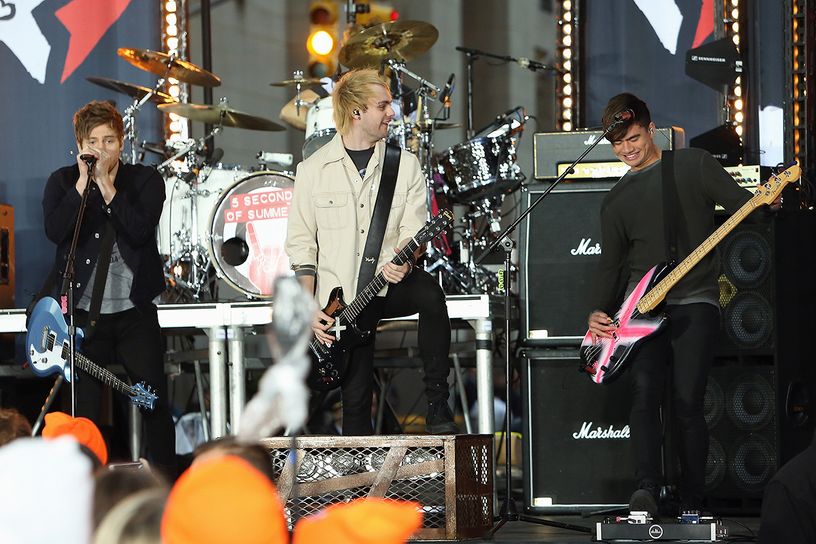 fusetv's tweet photo. We went to @5SOS' #DerpCon2 fan convention. This is what it was like: https://t.co/ZHQ3kbYSZ0 https://t.co/KWYI7lKoLD