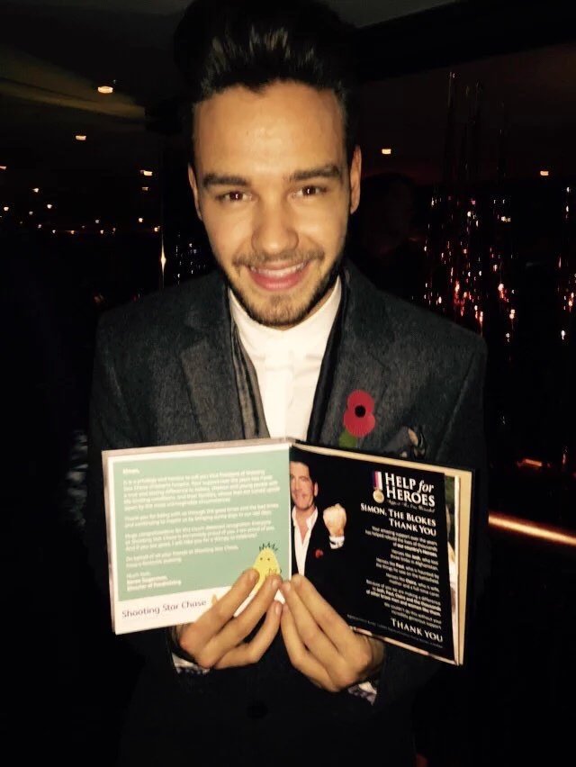 1Dfantastic4Mex's tweet photo. Liam y Louis mostrando la pรกgina tributo a @SSChospices anoche, 02/Nov, en los premios #MITS2015 en Londres https://t.co/0ZqMa0V7XM