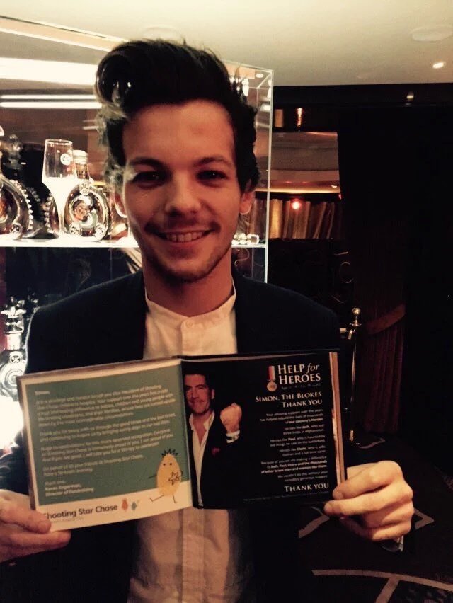 1Dfantastic4Mex's tweet photo. Liam y Louis mostrando la pรกgina tributo a @SSChospices anoche, 02/Nov, en los premios #MITS2015 en Londres https://t.co/0ZqMa0V7XM