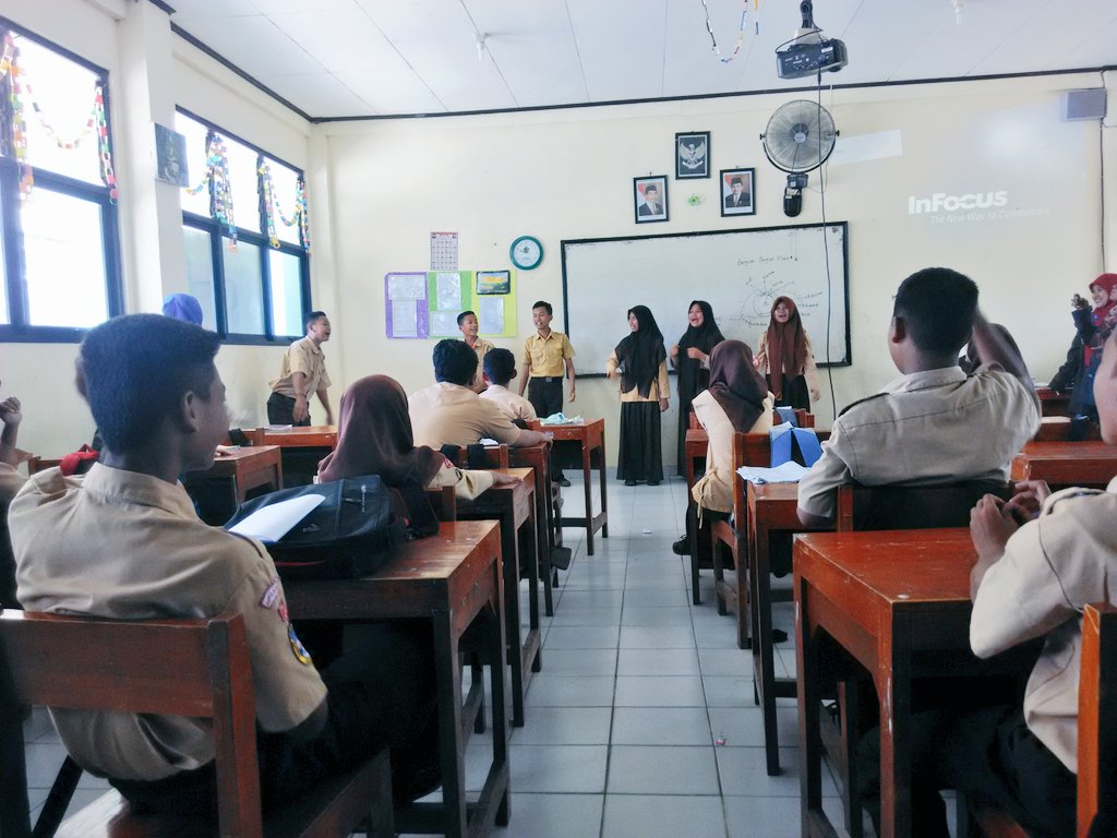 DwiRahmi's tweet photo. Ice breaking dulu sebelum mulai belajar lagi biar gak bosen. #STAIQ #PPL Angkt 2012 di MTsN 26 P. Tidung @STAIQudwah https://t.co/2aB4IL17fl