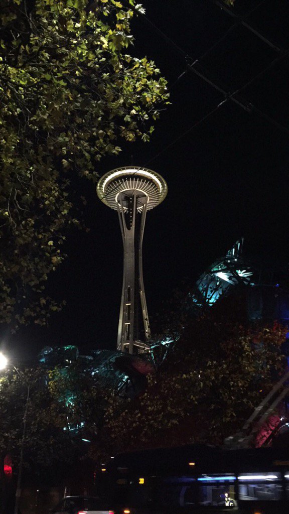 We might be biased... But pretty sure we live in the greatest city! #pnw #fall #seattle #spaceneedle