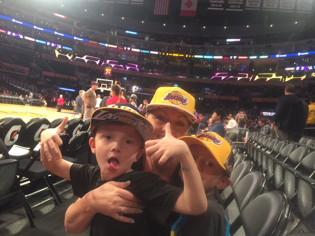 LittleBirdsBlog's tweet image. #atthelakersgame