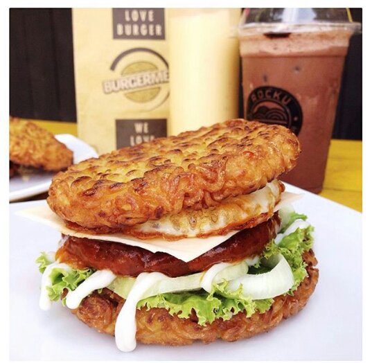 Hai, jangan lupa makan siang ya kamunya~ 😍🍔 @KulinerSolo_