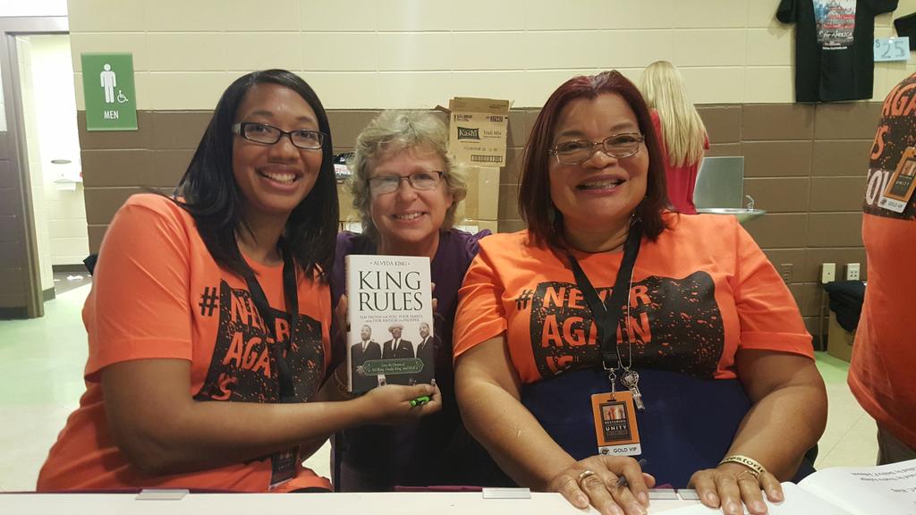 OllieTheHavanes's tweet photo. @AlvedaCKing Got my copy when my son and I were in Birmingham for #restoringunity #KingRules Great book! LOVED IT! https://t.co/uM6E6lS42l