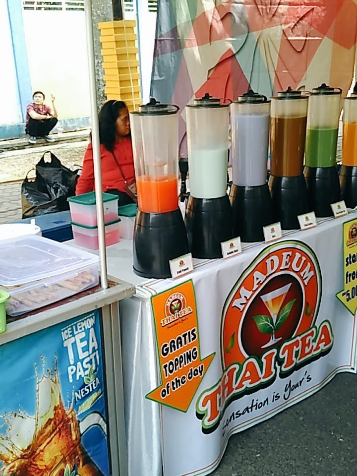 stand pertama : MADEUM THAI TEA, sedia mila dan nestea juga!!  :") "sensation is yours"