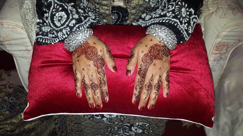 Rosrhenna's tweet photo. I was thinking to train my juniors for henna n make up https://t.co/zOMFPQVJii