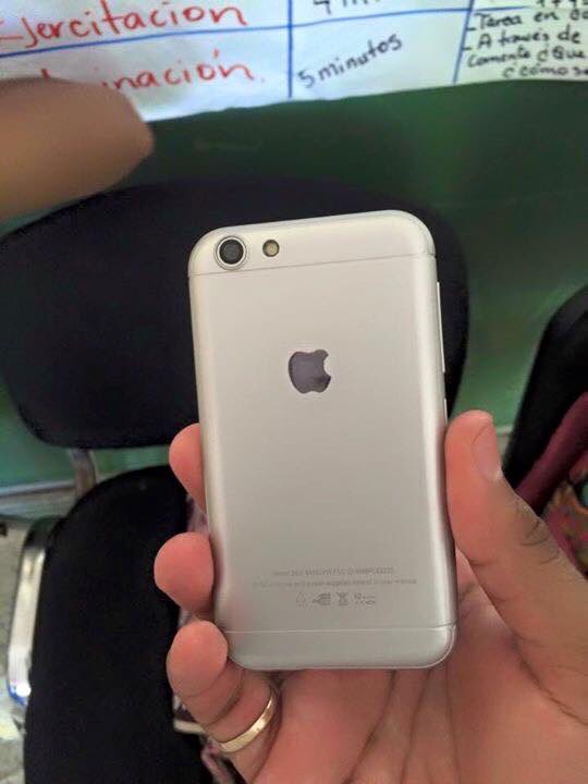 AnnBlake10's tweet photo. @genghibre como vez si me compro este IPHONE? #YaQueElMioSeDescompuso 😂😂😂😂😂😂😂 https://t.co/UV8EU2cffi