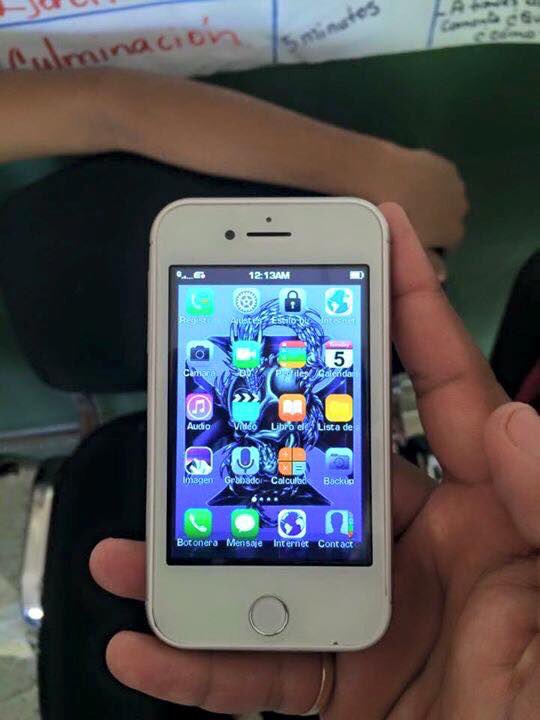 AnnBlake10's tweet photo. @genghibre como vez si me compro este IPHONE? #YaQueElMioSeDescompuso 😂😂😂😂😂😂😂 https://t.co/UV8EU2cffi