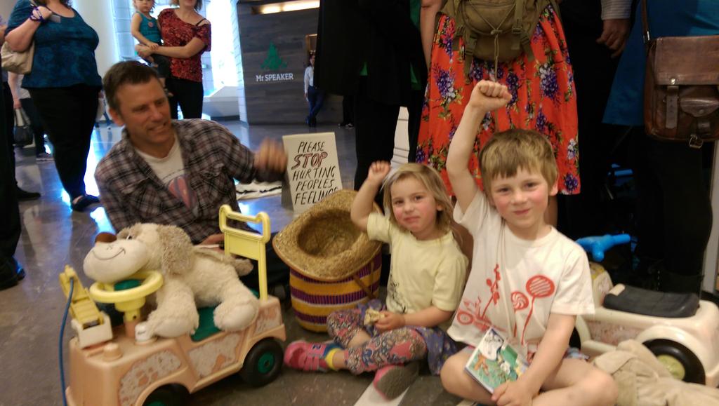FFFADmelbourne's tweet photo. Kids n babies demand other kids n babies be safe! #stopoffshoreprocessing #letabyanstay @sarahinthesen8 https://t.co/tMuQJUOnuE