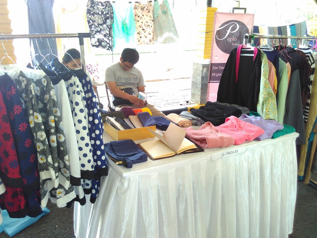 ada pakaian dan hijab hijab lucu juga disini!! :)