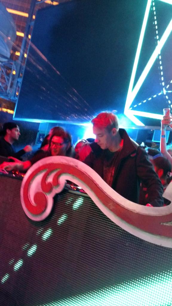 TheRiotQueenFNB's tweet photo. @Skrillex @MAJORLAZER Sry I was digging for gum for drunk biatch next to me when u asked me, "Are U Ready?" XS Vegas https://t.co/tt1Qv0H3SH