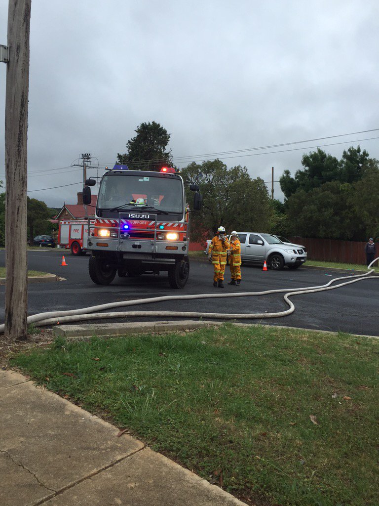 GoulburnPost's tweet photo. The RFS have just arrived on scene #stjohnsfire #goulburn https://t.co/QXrGFPUGi6
