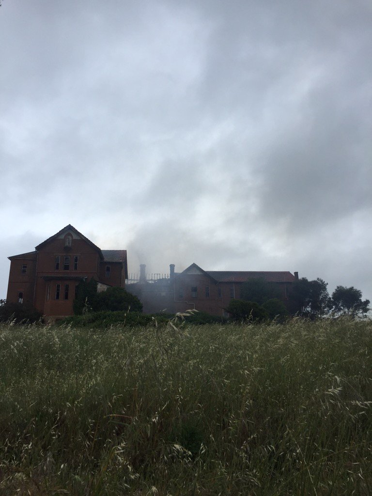 GoulburnPost's tweet photo. Still a lot of smoke pouring out of the building. #stjohnsfire #goulburn https://t.co/6IADml6qkk