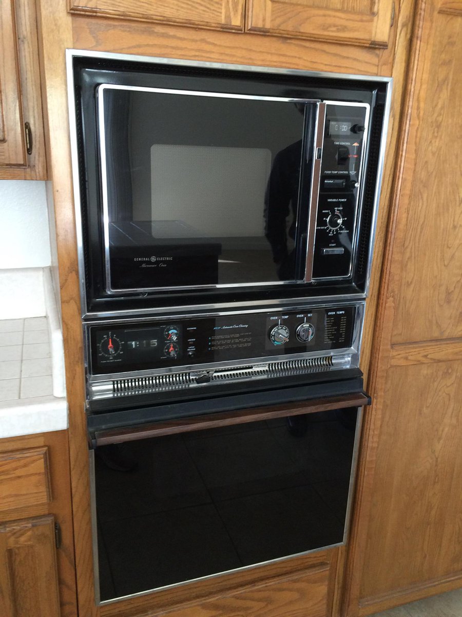 Bardic_'s tweet photo. Needs to be shared. Found while looking at rentals #doesitevenwork #WhenIWasYourAge #microwave @generalelectric https://t.co/989kMbpWXj