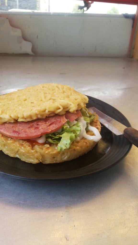 #bugermie . Pemadam kelaparan disaat perut laper. Saking lapernya perut ampe keram gini. Syikaat aja #bugermie