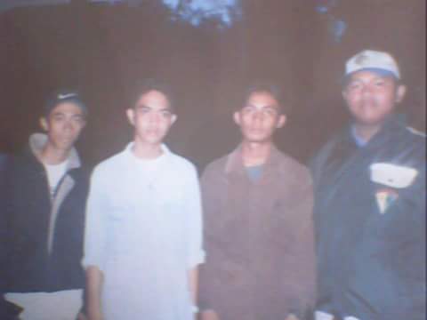 AdiTaiyeb's tweet photo. Di cari : Zul Eka Dinata berkemeja putih kedua dari kiri lost contact dari 1997, yg tau please comferm ya. Trims https://t.co/Juqw5jJgrt