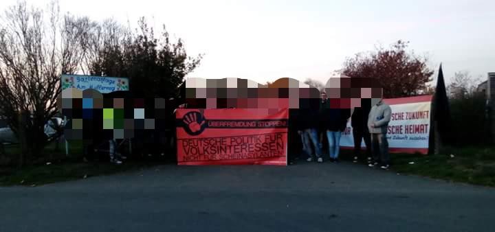 FNJena's tweet photo. Gestern waren Aktivisten vor Ort und blockierten den Baumarkt wo #Asylanten hin sollen. Heute 11 Uhr  #Gothablockt https://t.co/BPnQpHPdMO